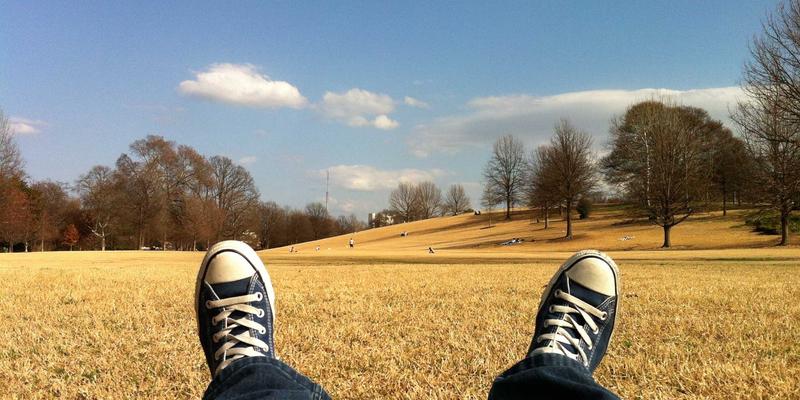 上海易饰家揭秘：现代极简风软装设计，如何用‘少即是多’的哲学，打造内涵丰富的空间意境