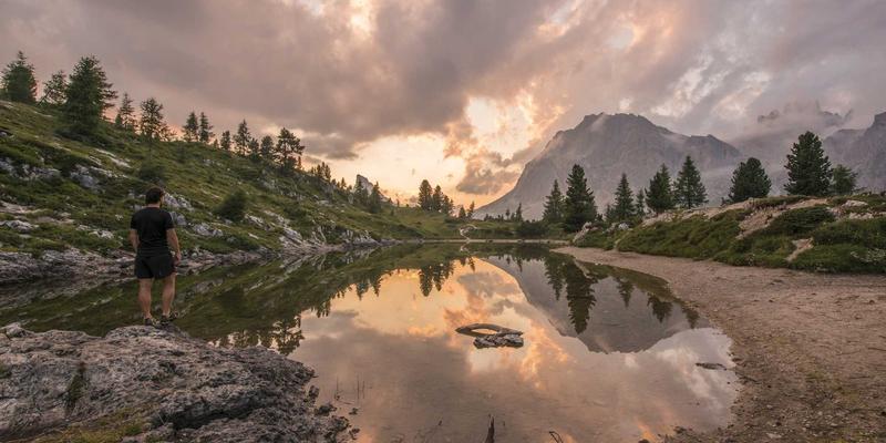 光影魔术师：上海易饰家如何用灯光设计为软装空间注入灵魂与情绪